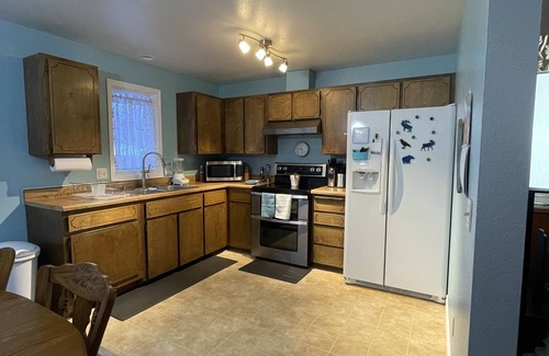 Eagle River House | Artist Retreat, ranch home just minutes from downtown Anchorage.