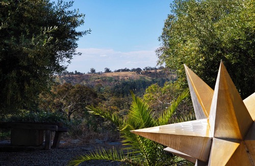 Hepburn Springs Cabin | Artist's Studio - Hepburn Springs, VIC (Former art studio of David Bromley)