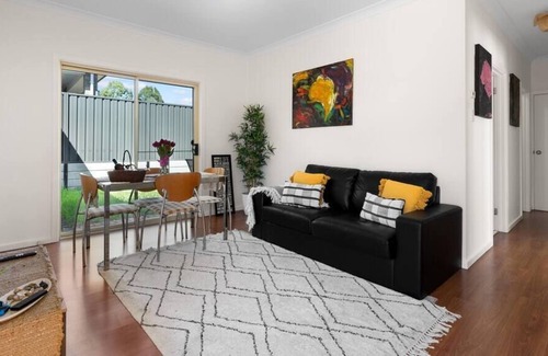 Rostrevor House | Artistic & Peaceful 3BR Holiday home*WiFi-Parking*