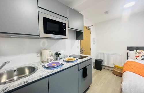 Old Trafford Apartment | Artistic Studio Apartment in Stretford