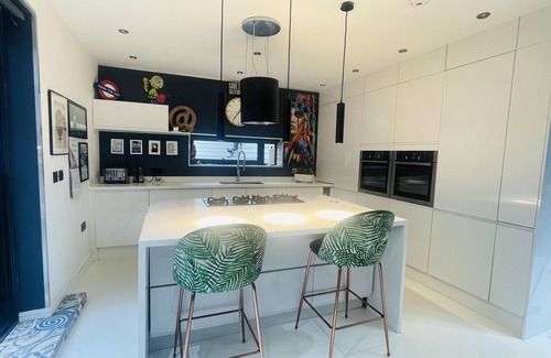 Caterham House | Artsy Retreat - Sleeps 6, Free Parking & Balcony
