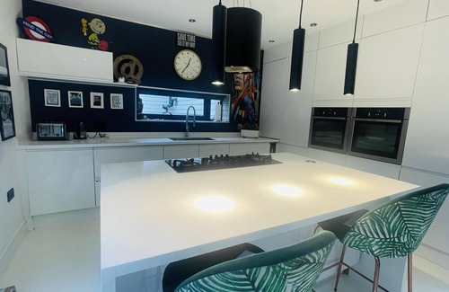 Caterham House | Artsy Retreat - Sleeps 6, Free Parking & Balcony