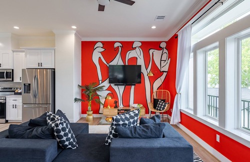 Greater Heights House | Artsy & Spacious 4BR Retreat -Central Location -Stylish Comfort & Charm