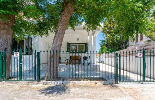 Larnaca City Centre Apartment | Arty Haven - Spacious 3-BR House in Larnaca