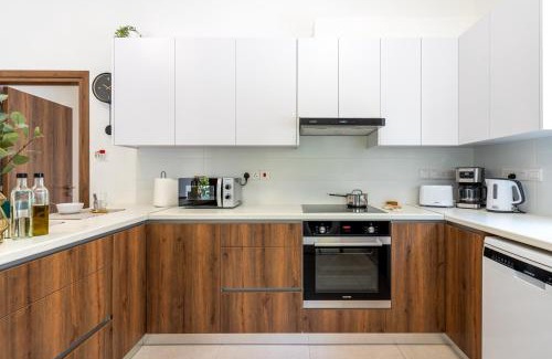 Larnaca City Centre Apartment | Arty Haven - Spacious 3-BR House in Larnaca