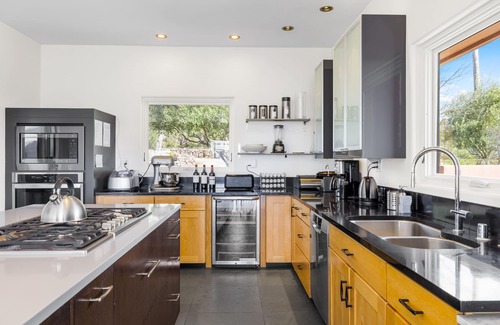 Glen Ellen House | As featured on CBS's Staycation!nnLuxury Retreat Overlooking Sonoma Valley