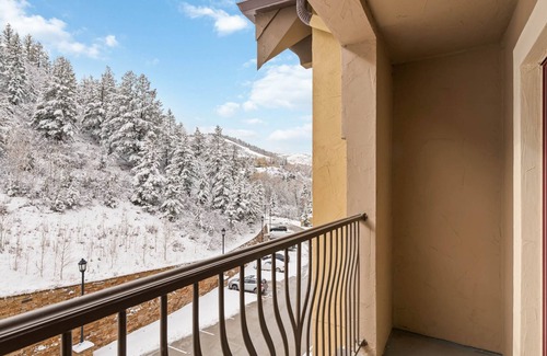 Avon Condo | Ascent 415 - Amazing Top Floor Residence