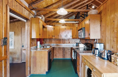 Millville Cabin | Aslan's How - Cabin with Valley Views & Hot Tub!