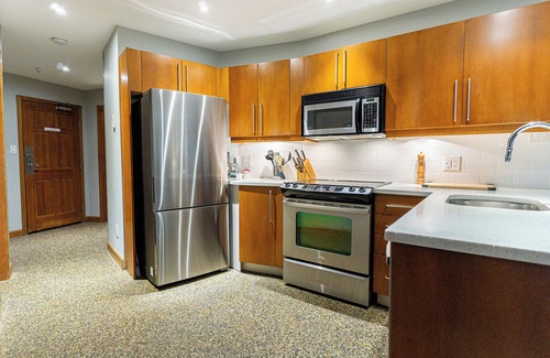 Upper Village Condo | Aspen #112 Prime Ski-in Ski-out Location! Pool, Hot tubs, BBQ, sleeps 8