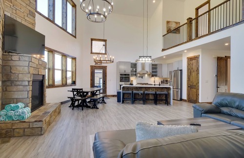 Blue River House | Aspen Grove Views: Spacious Duplex 5 Mi to Breck