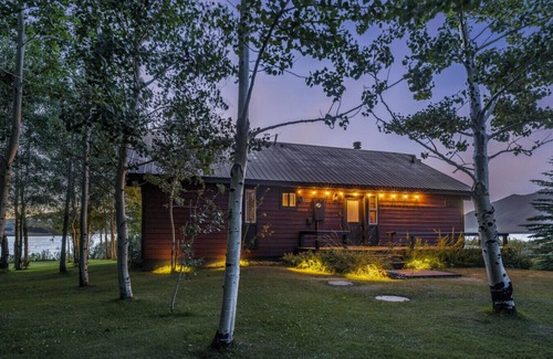 Island Park Cabin | *Aspen Pointe*Waterfront Cabin on Henry`s Lake