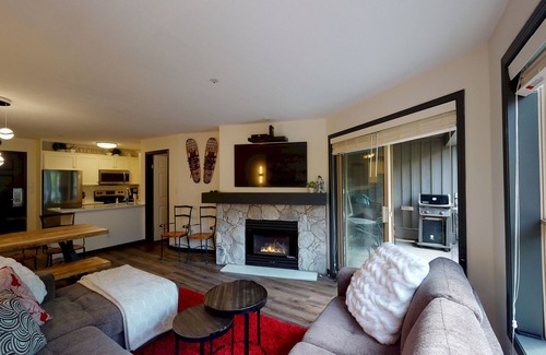 Upper Village Apartment | ASPENS 132 | Prime Ski-In/Out Location! | 2BDR Luxury Condo | Pool & Hot Tub