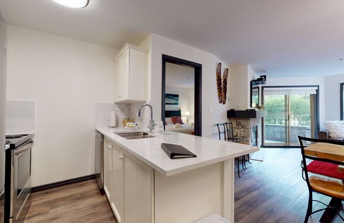 Upper Village Apartment | ASPENS 132 | Prime Ski-In/Out Location! | 2BDR Luxury Condo | Pool & Hot Tub