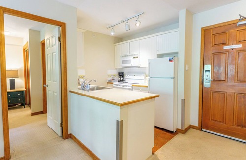 Upper Village Condo | Aspens # 547 Prime Ski-in Ski-out Location! Top Floor Unit, Pool, Hot tubs, BBQ