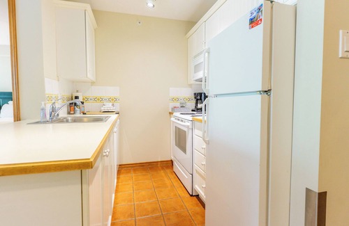 Upper Village Condo | Aspens # 547 Prime Ski-in Ski-out Location! Top Floor Unit, Pool, Hot tubs, BBQ