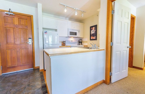 Upper Village Condo | Aspens #563 Prime Ski-in Ski-out Location! Top Floor Unit, Pool, Hot tubs, BBQ