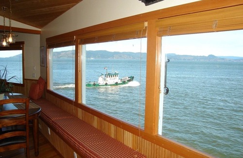 Astoria House | Astoria's premier suite on the Columbia River.