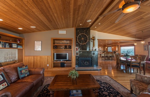 Astoria House | Astoria's premier suite on the Columbia River.