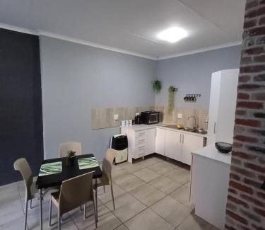 Vanderbijlpark House | At Bijl guesthouse