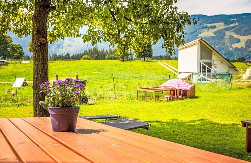 Saalfelden am Steinernen Meer Villa | Cosy apartment in villa for 4 guests with TV, balcony and panoramic view