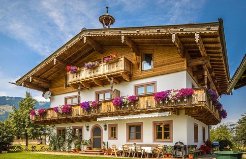 Saalfelden am Steinernen Meer Villa | Cosy apartment in villa for 4 guests with TV, balcony and panoramic view