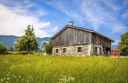 Saalfelden am Steinernen Meer Villa | Cosy apartment in villa for 4 guests with TV, balcony and panoramic view