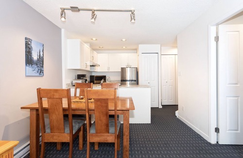 Whistler Creekside Cabin | At the base of Whistler Mtn in Creekside | Cozy Gas Fireplace | Newly renovated pool & hot tub