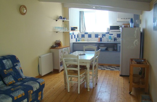 Sete Cottage | At the foot of Mt St Clair, facing the sea, La Note Bleue awaits you.;