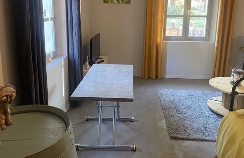 Menerbes Apartment | At the foot of the Abbey of Saint-Hilaire on the bucolic road to Bonnieux
