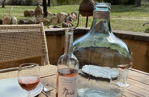 Menerbes Apartment | At the foot of the Abbey of Saint-Hilaire on the bucolic road to Bonnieux