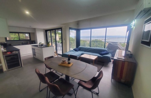Sete Villa | At the summit of mont saint clair