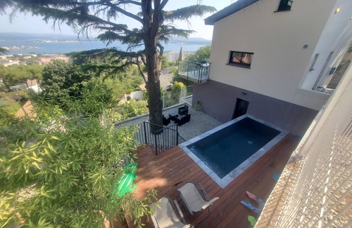 Sete Villa | At the summit of mont saint clair