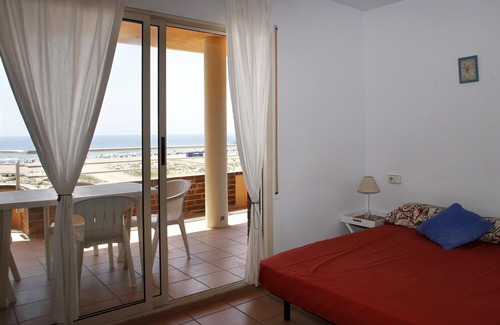 Torredembarra Apartment | AT038 LES PALMERES: Front line apartment with pool and parking