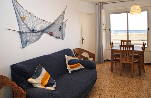 Torredembarra Apartment | AT076 BAIX A MAR: Apartment in Baix a Mar on the seafront