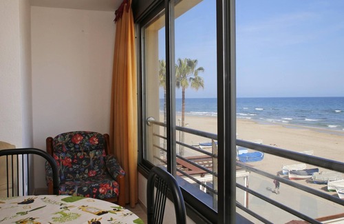 Torredembarra Apartment | AT172 BAIX A MAR: Apartment on the beachfront