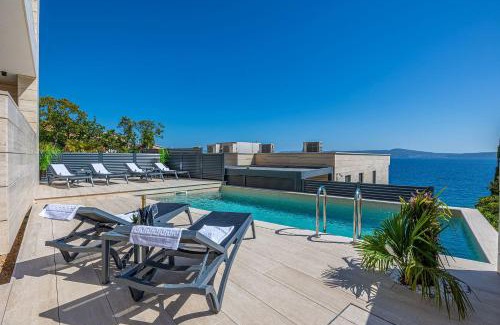 Selce Apartment | Atemberaubendes Apartment direkt am Meer mit Pool, Meerblick, Aussendusche, Liegen