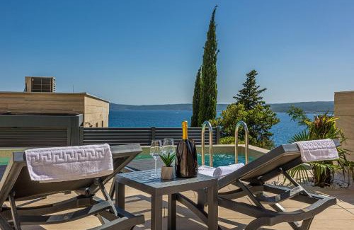 Selce Apartment | Atemberaubendes Apartment direkt am Meer mit Pool, Meerblick, Aussendusche, Liegen