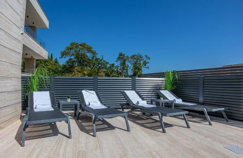 Selce Apartment | Atemberaubendes Apartment direkt am Meer mit Pool, Meerblick, Aussendusche, Liegen