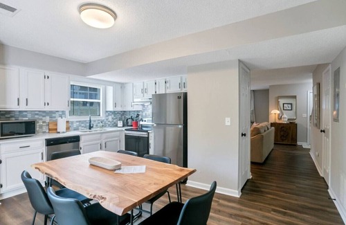 Smyrna House | ATH - Sleeps 4 - 2 Beds - Pet friendly - CC4