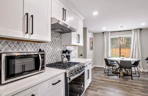 Riverdale House | ATH-SupCLN-4BR, MBR w/Sitting Area, Fenced (CLV)