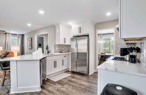 Riverdale House | ATH-SupCLN-4BR, MBR w/Sitting Area, Fenced (CLV)