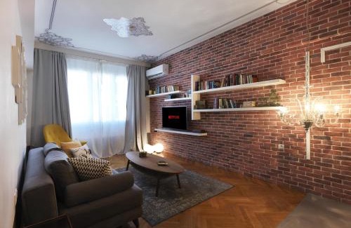 Omonia Apartment | Athenian Apartment in the center with Jacuzzi