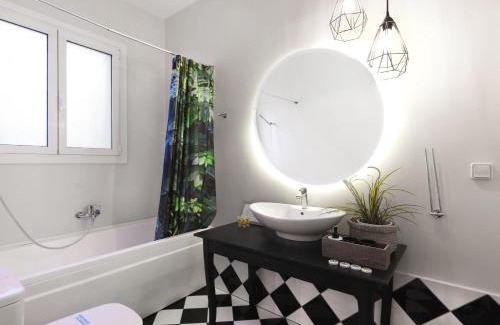 Omonia Apartment | Athenian Apartment in the center with Jacuzzi