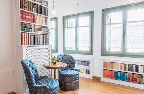 Plaka Apartment | Athenian Villa Beneath the Acropolis