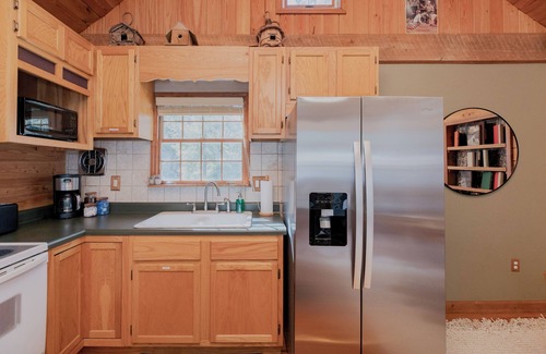 Peach County House | AtHome+1 Stay | Cozy 2BR Cabin | Fall Views