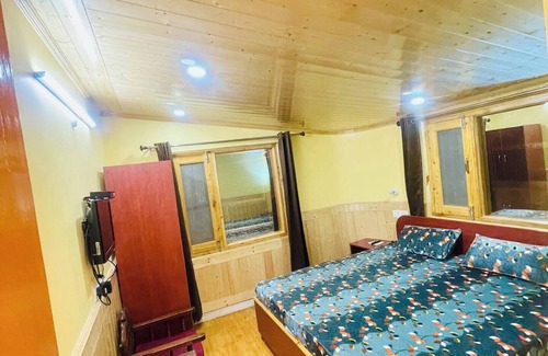 Shimla Bed & Breakfast | “Atithi Devo Bhav:”A room in BnB near Mall Road