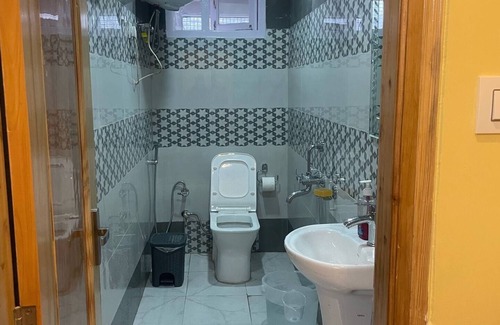 Shimla Bed & Breakfast | “Atithi Devo Bhav:”A room in BnB near Mall Road