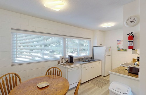 Jekyll Island Apartment | ATLANTIC BREEZE #2 2 bedrooms, 1 bathroom