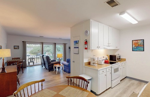 Jekyll Island Apartment | ATLANTIC BREEZE #7 2 bedrooms, 1 bathroom