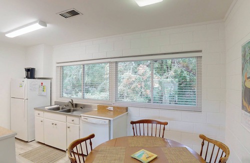 Jekyll Island Apartment | ATLANTIC BREEZE #7 2 bedrooms, 1 bathroom